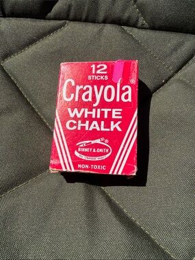 Crayola White Chalk in Red Box - 12 Sticks